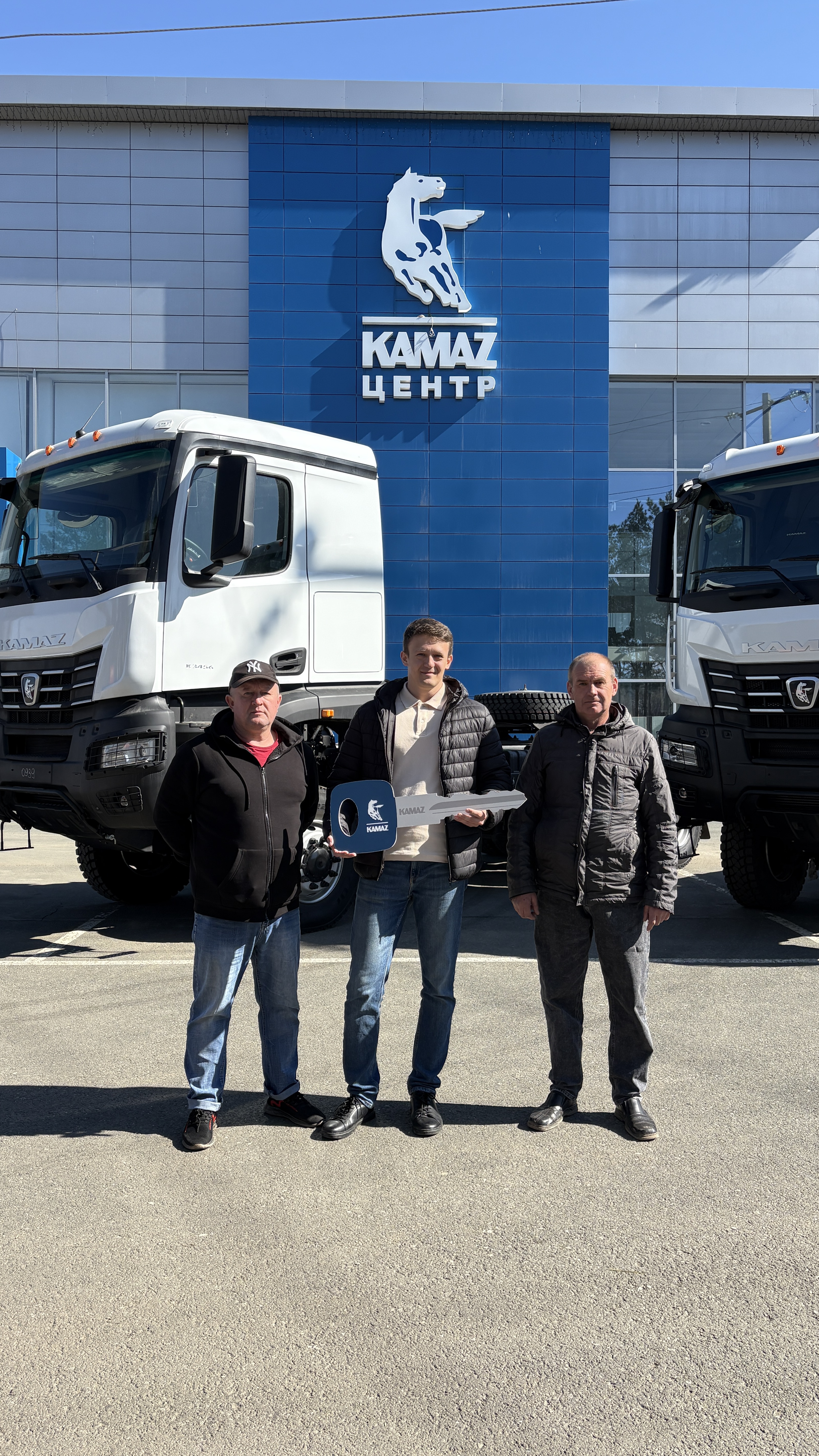 🗝️ Передали ключи от двух новеньких KAMAZ-65955 представителям Оренбургской транспортной компании.